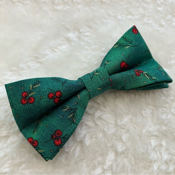 Pet Bowtie in a Green Christmas Holly - Picture 5 of 12